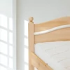 Kép 2/4 - 306 – Ívelt gombos fejvéggel borovi fenyő ágy 160x200 cm – részlet, fejrész gomb