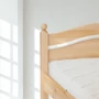 Kép 2/4 - 306 – Ívelt gombos fejvéggel borovi fenyő ágy 160x200 cm – részlet, fejrész gomb